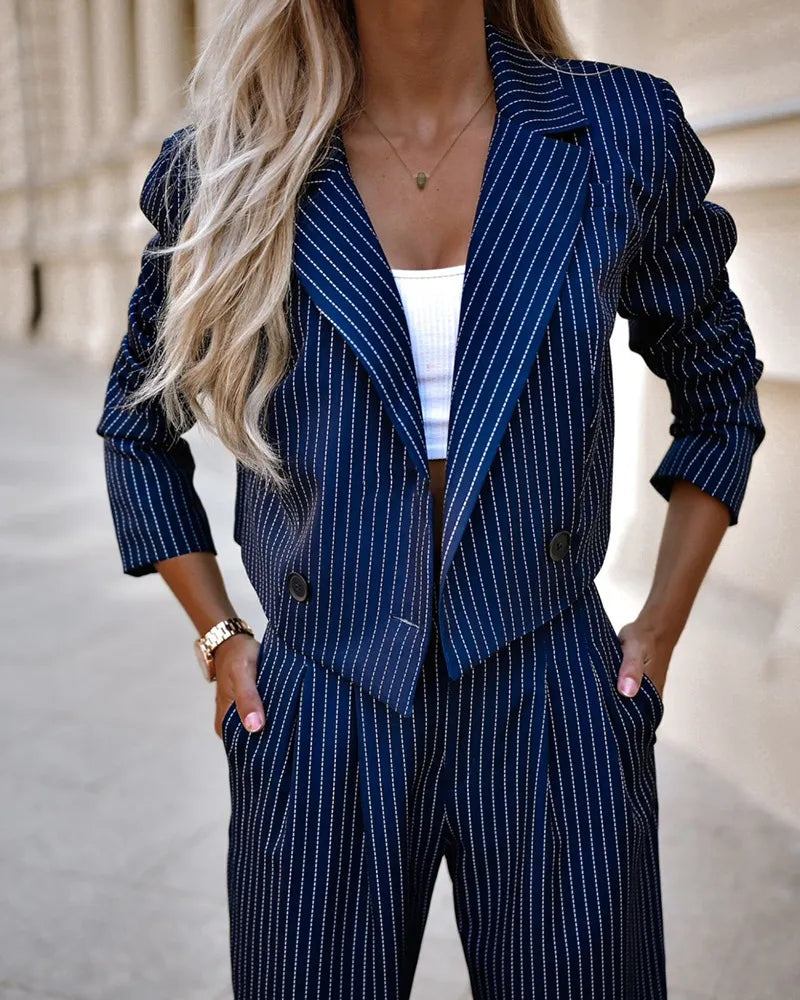 Clara | Zweiteiler für Damen mit tailliertem Blazer – ein Look für Klarheit, Wirkung und Haltung