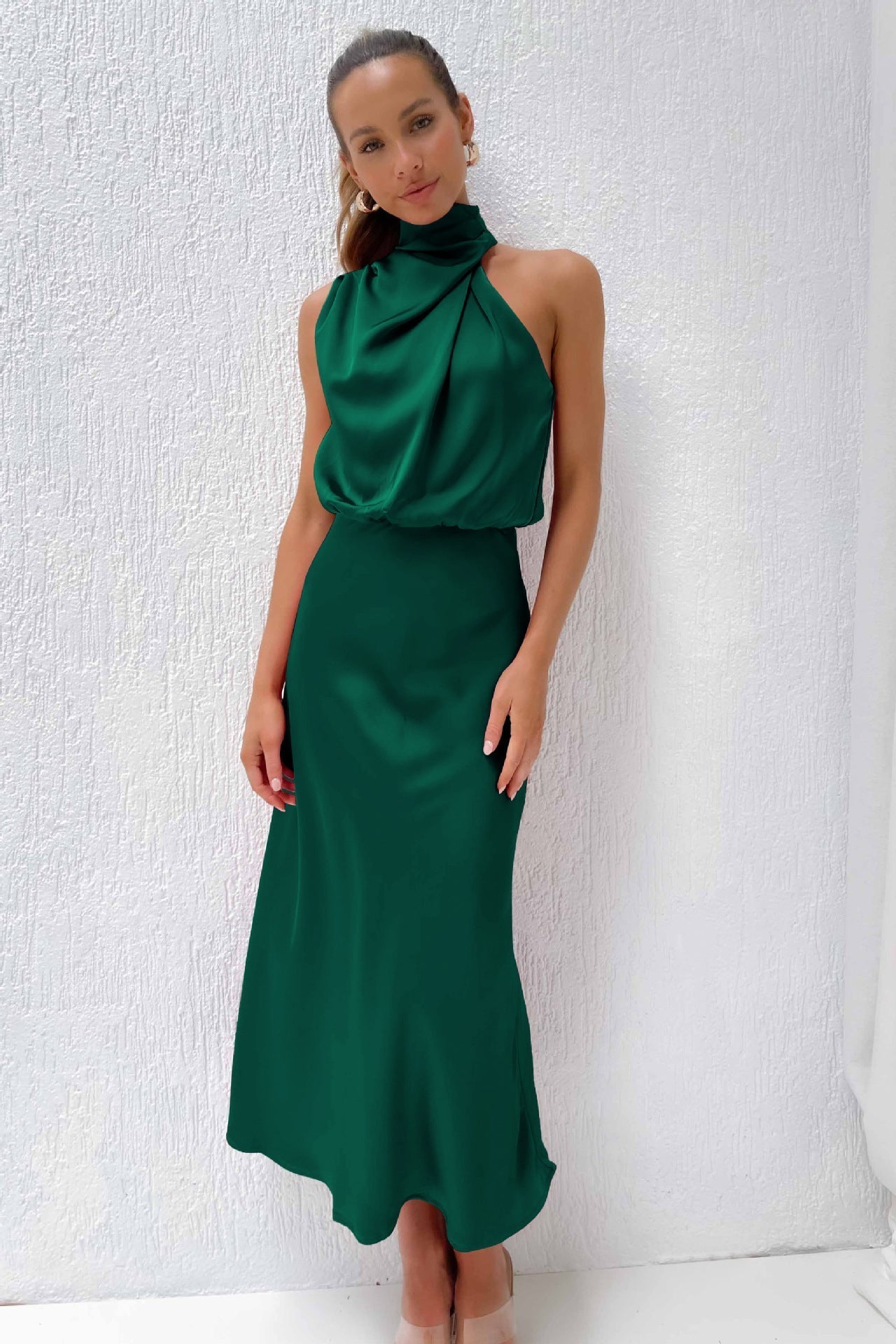 Carlina – Langes Satinkleid mit Neckholder-Ausschnitt – Elegant, fließend & ideal für besondere Anlässe