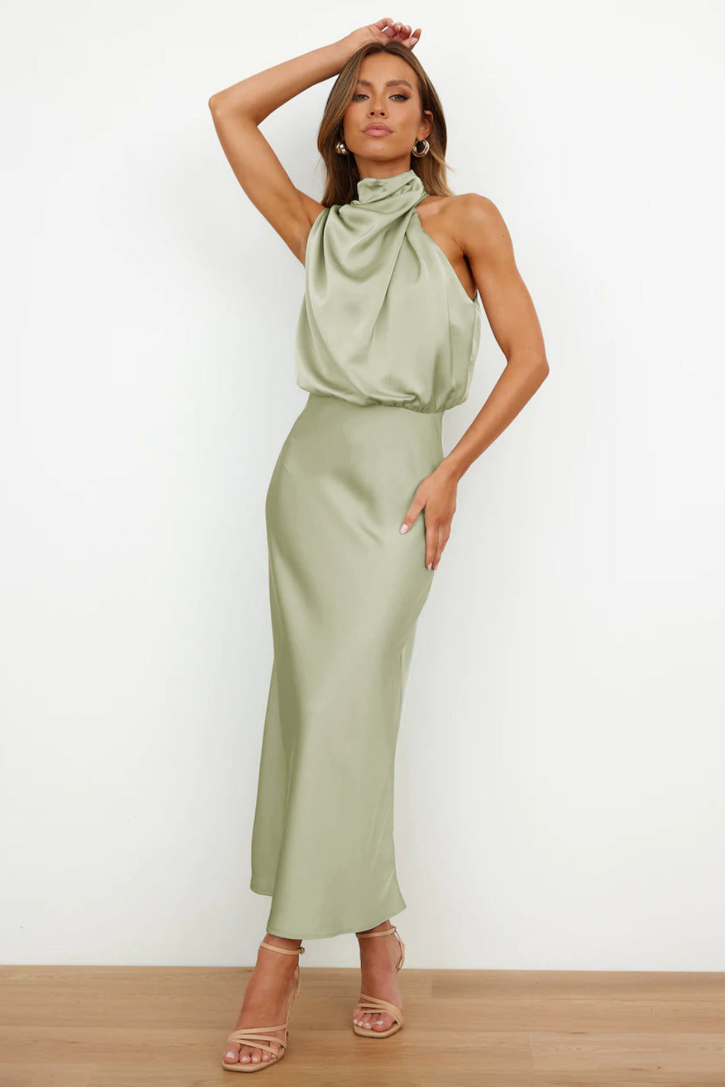 Carlina – Langes Satinkleid mit Neckholder-Ausschnitt – Elegant, fließend & ideal für besondere Anlässe