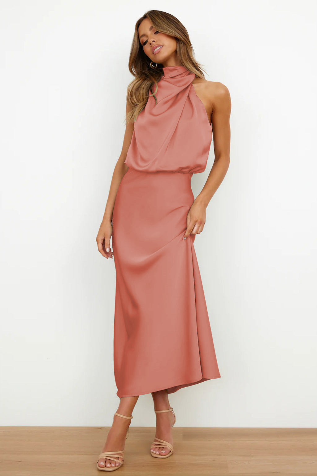 Carlina – Langes Satinkleid mit Neckholder-Ausschnitt – Elegant, fließend & ideal für besondere Anlässe