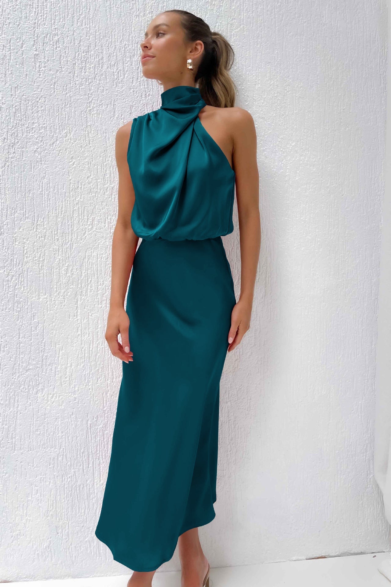Carlina – Langes Satinkleid mit Neckholder-Ausschnitt – Elegant, fließend & ideal für besondere Anlässe