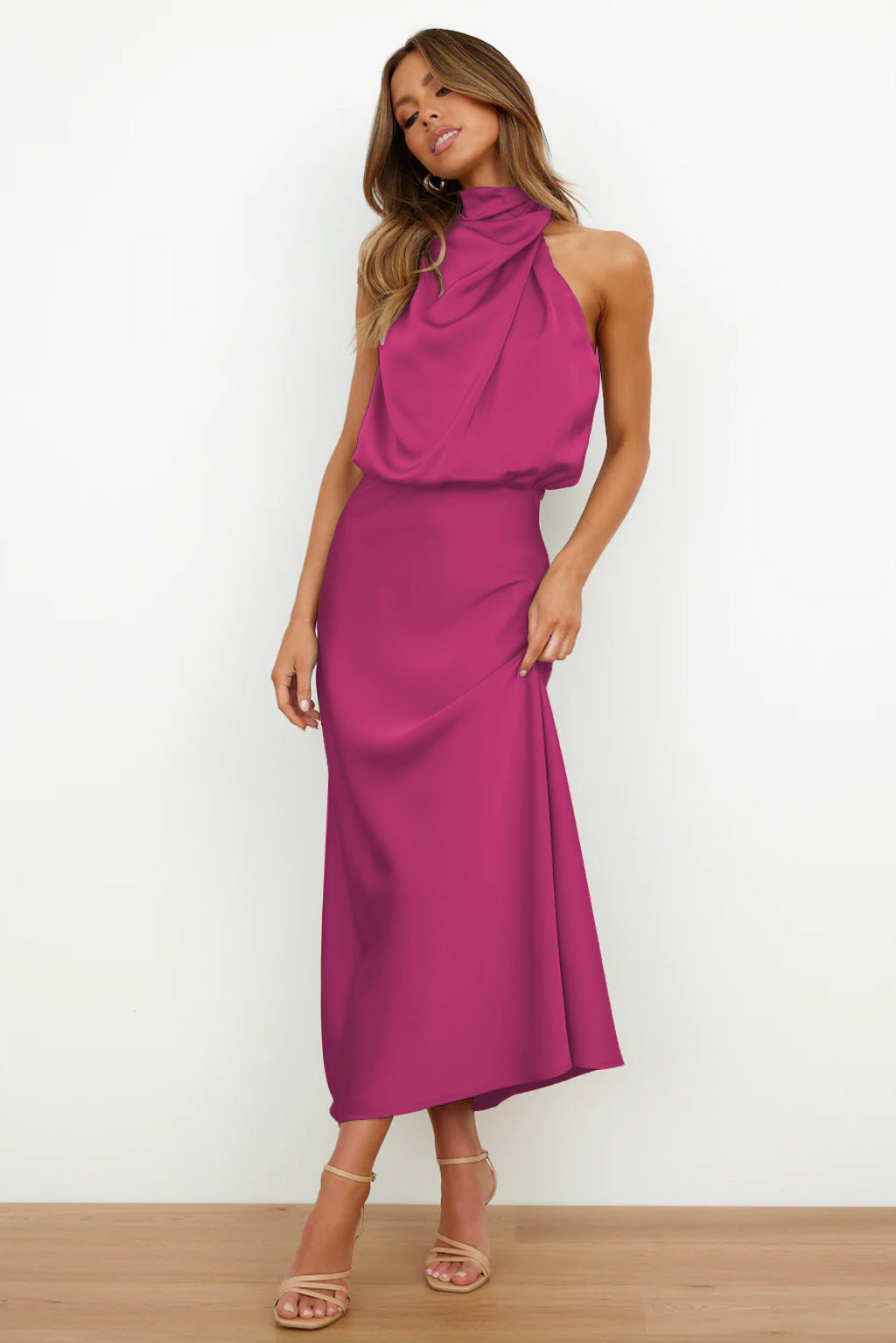 Carlina – Langes Satinkleid mit Neckholder-Ausschnitt – Elegant, fließend & ideal für besondere Anlässe